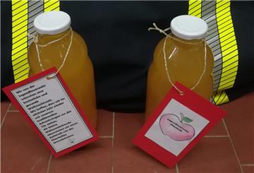 Apfelsaft statt Ständchen und Adventsgesteck: Hepstedts Feuerwehrnachwuchs bereitete älteren Menschen auch in diesem Jahr eine Freude.