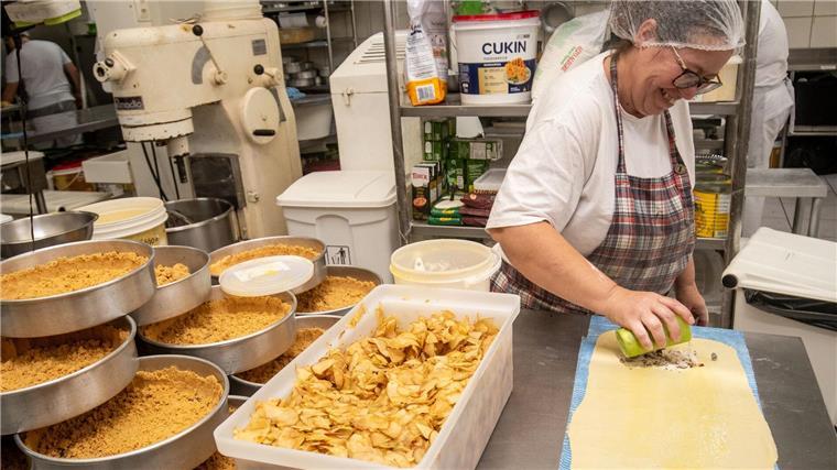 Fachwerk, Bier und Apfelstrudel in Brasilien Apfelstrudel wird in der deutsch-brasilianischen Bäckerei zubereitet.