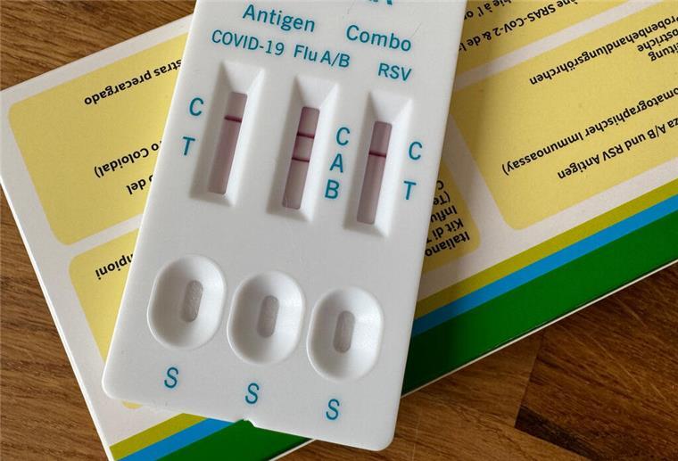  Ein Kombi-Schnelltest auf Covid-19, Influenza und RSV (Respiratorisches Synzytial-Virus). 
