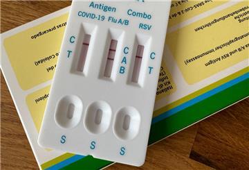  Ein Kombi-Schnelltest auf Covid-19, Influenza und RSV (Respiratorisches Synzytial-Virus). 