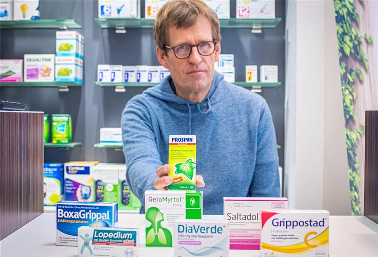 Apotheker Bernd Graßnick in der Bremerhavener Hafenstraße zeigt Arzneimittel bekannter Marken, auf die Kunden zur Erkältungszeit gern zurückgreifen. Der Verkauf ist in den vergangenen Corona-Monaten stark zurückgegangen.