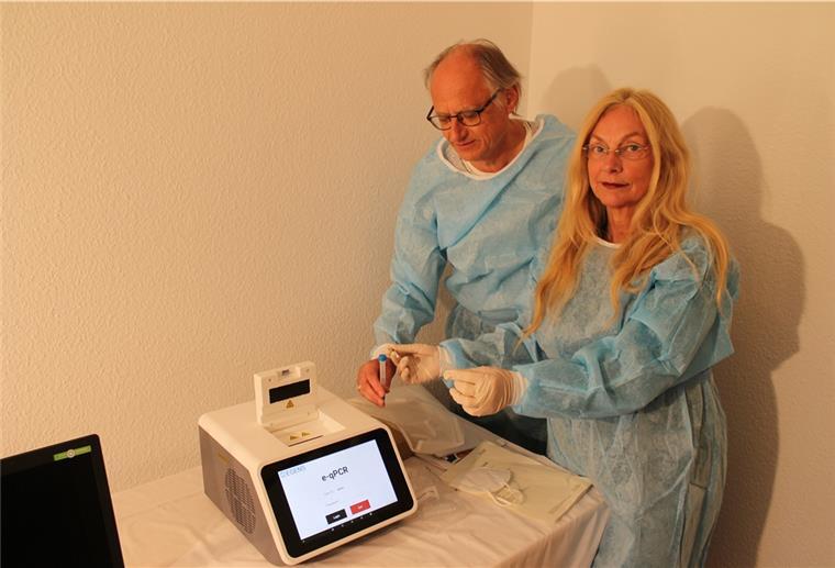 Apotheker setzen auf PCR-Tests im Kampf gegen Corona Apotheker Dr. Andreas Völsch und seine Frau Bärbel zeigen für unser Foto, wie das neue PCR-Testgerät funktioniert.