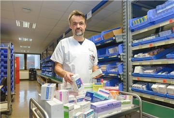 Apotheker Dr. Matthias Haerting hat in der Krankenhausapotheke im Klinikum Reinkenheide einen Blick auf Antibiotika.