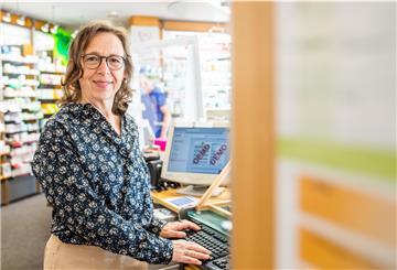 Apothekerin Erika Miéville zeigt die Demo-Version des digitalen Impfzertifikates vom Deutschen Apothekenverband auf dem Bildschirm.
