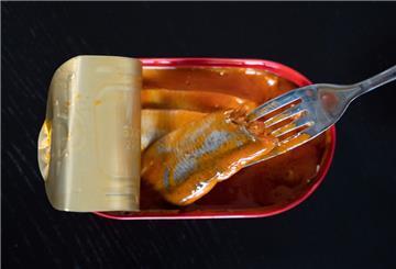 Eine geöffnete Konservendose mit Fisch.