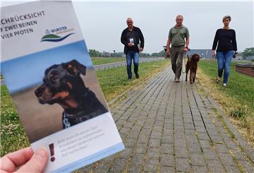 Appellieren persönlich und per Flyer an alle Hundebesitzer, ihre Vierbeiner auf dem Seedeich zwischen Bremerhavener Ortsgrenze und Spieka-Neufeld an der kurzen Leine zu führen: Peter Bartz (von links) von der Nationalparkverwaltung, Oberdeichgräfe Günter Veldmann und Kurdirektorin Sandra Langheim.