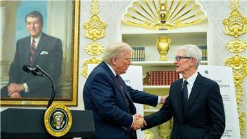 Apple-Chef Tim Cook brachte zusätzliche Investitionen von 100 Milliarden Dollar mit - und kann sich über eine Befreiung von Zöllen freuen. (Archivbild)