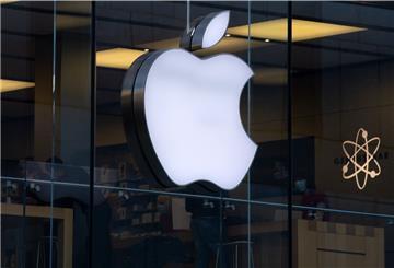 Das Logo des Technologieunternehmens Apple ist am Apple Store in der Innenstadt zu sehen.