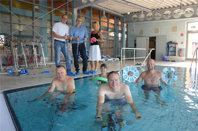 Aquabike-Fahren in der Moor-Therme gehört auch mit ins Angebot von „Geestland bewegt“. Ausprobiert haben das (von links) Anatoli Gernburg, Marleen Koellner, Rene Bieseke und Björn Blumberg. Auch Badleiter Manuel Kuhn (hinten, von links), Bürgermeister Thorsten Krüger und Tomke Mahlstedt, bei der Stadt Geestland für Sport und Gesundheit zuständig, wollen sich sportlich betätigen.