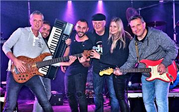 Aquacity brachte in der Freitagnacht das Festzelt zum Kochen. Foto: Stehn