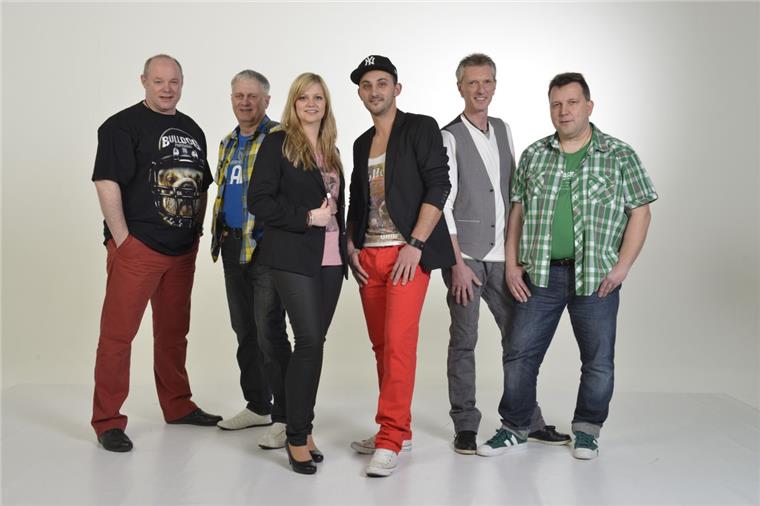 Aquacity: Band ist seit 30 Jahren im Partyfieber Aquacity in (fast) aktueller Besetzung (von links nach rechts): Es fehlt der aktuelle Keyboarder Marcio Rodriguez, (zu sehen ist der vorherige, Torsten Krummkühler), Schlagzeuger Axel Adelsberg, Sängerin Birthe Bursee, Sänger Fabio Marafona, Bassist Thomas von Glahn und Gitarrist Gunnar Zerbst.