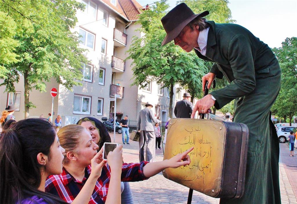 Arabische Buchstaben auf den Koffern der Auswanderer auf Stelzen erinnern die neuen Bewohner in der Goethestraße an ihre alte Heimat.