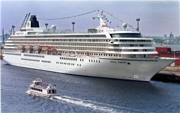 Die "Crystal Symphony" kommt zur Lloyd Werft. Das Schiff gehört ebenfalls zum Genting-Konzern, dem auch die Bremerhavener Werft gehört.