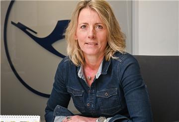 Arbeiten im Sinne ihrer Kunden, aber ohne Lohn: Reisebüromitarbeiter wie Susanne Hemme-Setzer im Reisebüro Lufthansa City Nord.