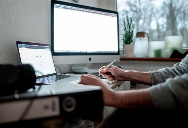 Homeoffice - oder doch lieber Büro? Angestellte gespalten Arbeiten zu Hause - und im Büro: Der Umfrage zufolge bezeichnet eine Merheit eine Kombination als optimal (Symbolbild).