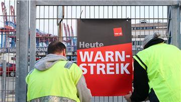 Arbeiter legen wieder den Bremerhavener Hafen lahm.