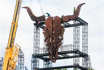 Arbeiter montieren den Wacken-Schädel