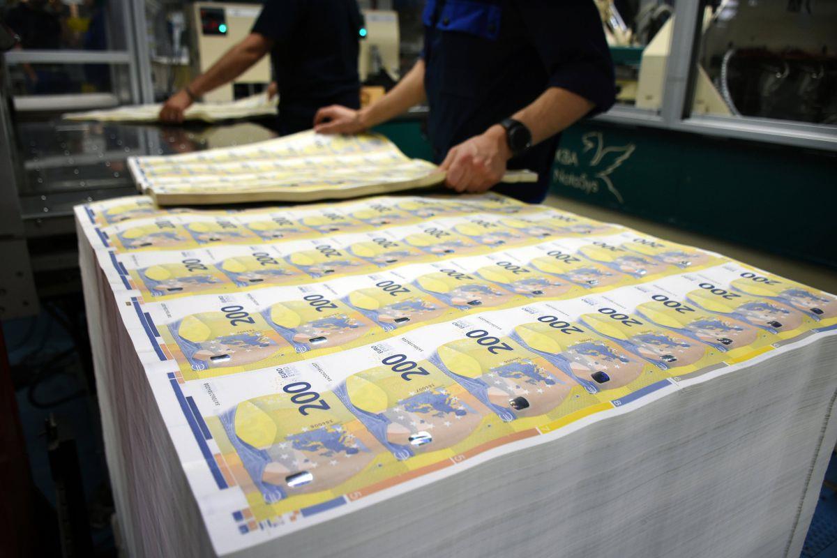 Geld, Geld, Geld: Die neuen 100- und 200-Euro-Scheine sind da Arbeiter sortieren Druckbögen bei der Produktion neuer 200-Euro-Banknoten in der Druckerei der italienischen Zentralbank.