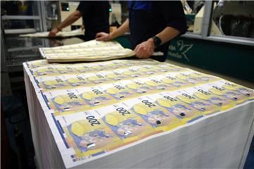 Arbeiter sortieren Druckbögen bei der Produktion neuer 200-Euro-Banknoten in der Druckerei der italienischen Zentralbank.