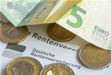 Münzen und Geldschein liegen über einem Brief der Deutschen Rentenversicherung. Arbeitnehmer sollen in Deutschland künftig erst mit 70 in Rente gehen können. Darüber diskutiert die Politik.