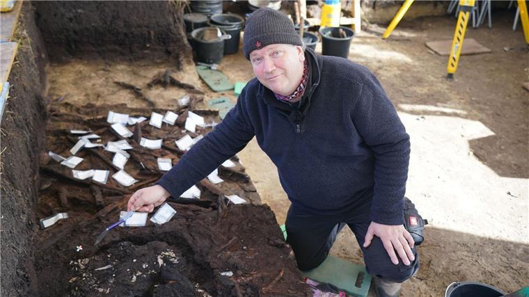 Neue Erkenntnisse über ältestes Grab Norddeutschlands Archäologe Harald Lübke beschäftigt sich mit dem Toten aus dem Duvenseer Moor. (Archivbild)