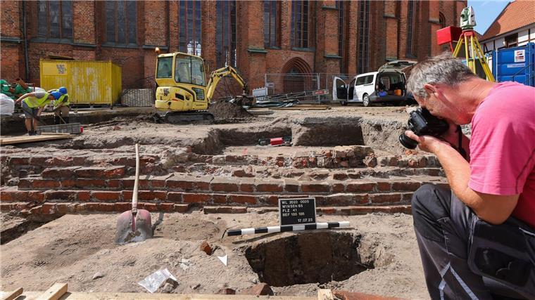 Besondere Ausgrabung im Winsener Stadtzentrum Archäologe Jochen Brandt vom Archäologischen Museum Hamburg dokumentiert die Grabung auf dem Kirchvorplatz der St. Marien Kirche in Winsen/Luhe (Landkreis Harburg).