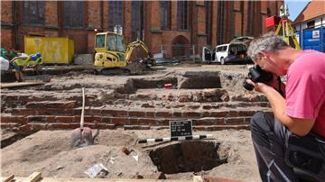 Archäologe Jochen Brandt vom Archäologischen Museum Hamburg dokumentiert die Grabung auf dem Kirchvorplatz der St. Marien Kirche in Winsen/Luhe (Landkreis Harburg).