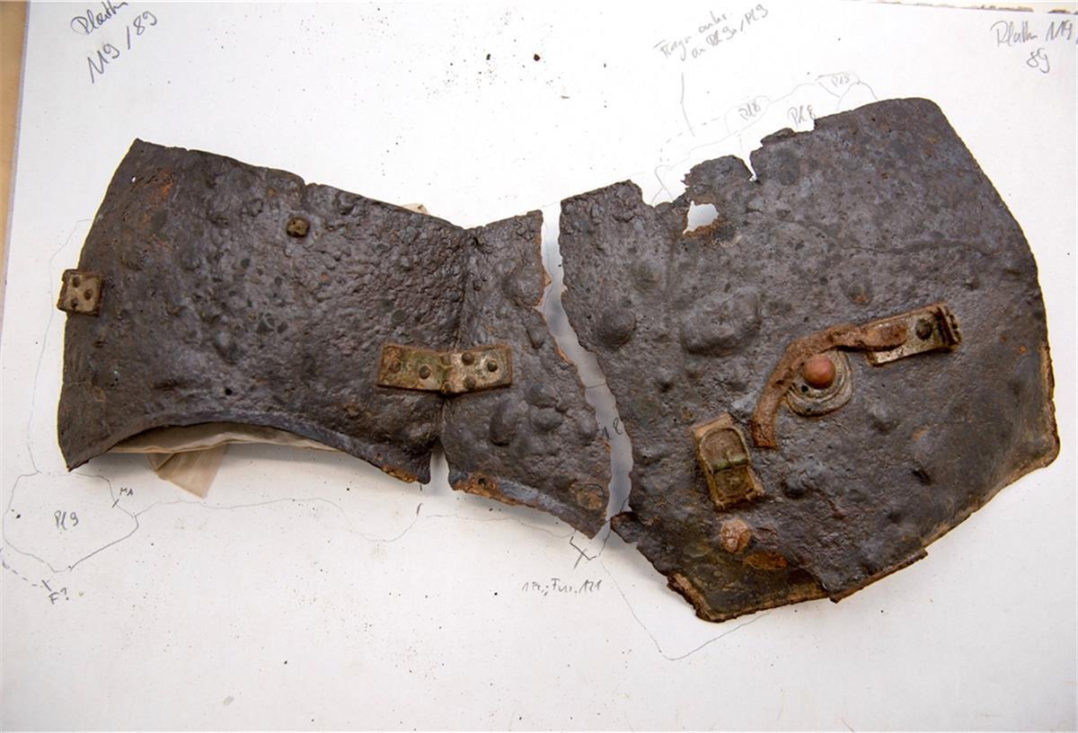 Jahrhundertfund: 2000 Jahre alte Rüstung entdeckt Archäologen haben einen 2000 Jahre alten Schienenpanzer entdeckt.