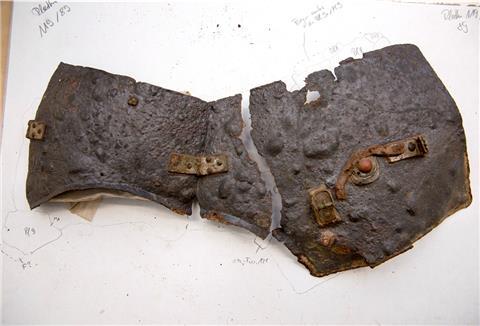 Archäologen haben einen 2000 Jahre alten Schienenpanzer entdeckt.