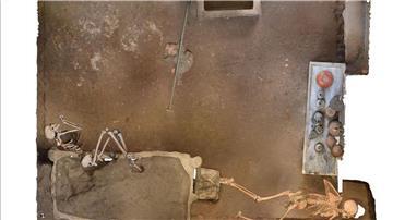 Archäologen haben in der versunkenen Stadt Pompeji in Italien die Skelette zweier Opfer des Vulkanausbruchs aus dem Jahr 79 gefunden.