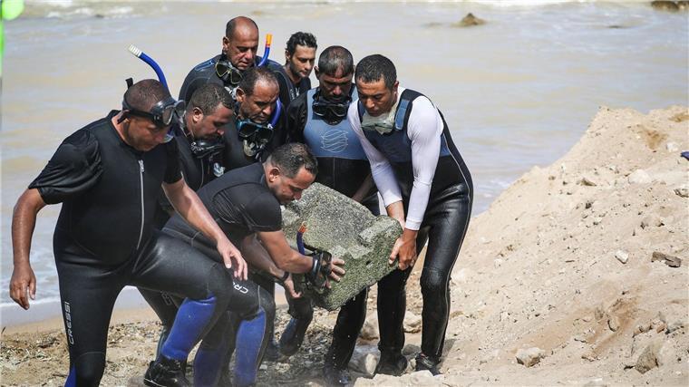 Ägypten birgt antike Statuen aus dem Mittelmeer Archäologen und Taucher haben eine Sammlung von Artefakten vom Meeresboden in Abu Qir in Alexandria geborgen.