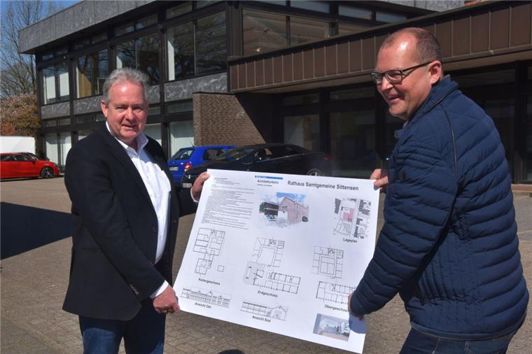 Architekt Hubertus von Bothmer (links) aus Hetendorf im Landkreis Celle stellt seine Pläne vom Umbau der ehemaligen Volksbank in Sittensen gemeinsam mit Samtgemeindebürgermeister Stefan Tiemann vor. Der Entwurf wird in den nächsten Monaten weiter konkretisiert und im Herbst im Bauausschuss öffentlich gemacht. 