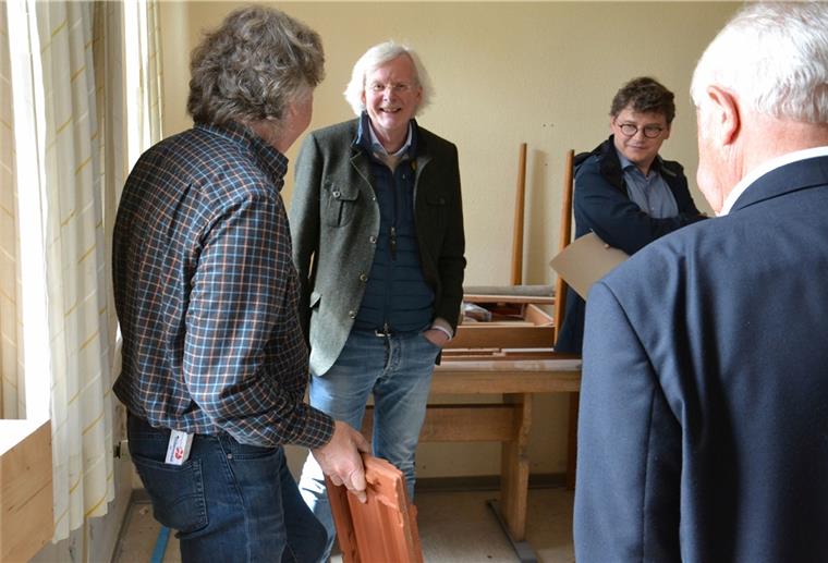 Architekt Jens Wilke (links) zeigt dem „Geldgeber“ vom Amt für regionale Landesentwicklung, Siegfried Dierken (Mitte), ein Muster der neuen Dachpfannen. Zevens Wirtschaftsförderer Christoph Reuther (Zweiter von rechts) und Heeslingens Bürgermeister Gerhard Holsten (rechts) begutachten ebenfalls das Muster.