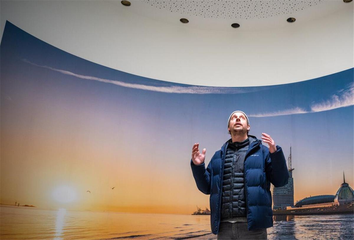 „Haven Hospiz“ in Bremerhaven offiziell eröffnet - Acht Plätze vorhanden Architekt Moritz Greiling als Sprecher der Betreibergesellschaft Mission Lebenshaus im ovalen "Raum der Stille", der in seiner Form an einen Schiffsbug erinnert.