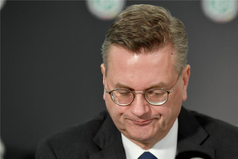 Reinhard Grindel ist von seinen internationalen Ämtern bei den Verbänden UEFA und FIFA zurückgetreten.