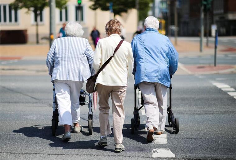 Arbeiten bis ins hohe Alter? Arbeitgeber fordern späteren Ruhestand für alle ARCHIV - Arbeiten im Rentenalter: Bei den den 60- bis 64-Jährigen stiegt die Erwerbstätigenquote von 2000 bis 2021 von 20 auf rund 61 Prozent (Symbolbild). Foto: Christin Klose/dpa