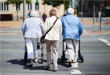 ARCHIV - Arbeiten im Rentenalter: Bei den den 60- bis 64-Jährigen stiegt die Erwerbstätigenquote von 2000 bis 2021 von 20 auf rund 61 Prozent (Symbolbild). Foto: Christin Klose/dpa