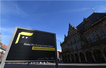 ARCHIV - Ein Plakat gegen sexistische Werbung steht am 04.07.2017 in Bremen auf dem Marktplatz, rechts ist das Rathaus zu sehen. (zu dpa "Bremen reagiert auf Beschwerden gegen sexistische Werbung" vom 02.10.2017) Foto: Carmen Jaspersen/dpa +++(c) dpa - Bildfunk+++