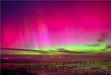 ARCHIV - Polarlichter sind am Himmel über Schillig (Kreis Friesland) zu sehen. (Archivbild) Foto: Markus Hibbeler/dpa
