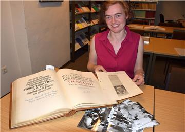 Archivarin Daniela Stammer hält in ihren Händen das Goldene Buch. Der erste Eintrag erfolgte 1949. Verwahrt werden sechs der Gästebücher in einem Stahlschrank. Im siebten Buch gibt es noch einige leere Seiten.