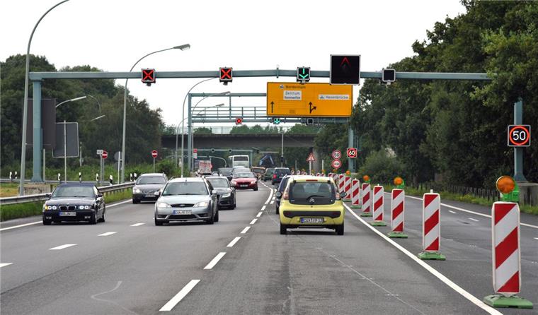 Archivbild (2015) des Autobahn-Zubringers Zentrum, Grimsbystraße. Aktuell läuft der Verkehr wieder nur über zwei Spuren. 