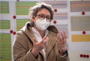 Daniela Behrens (SPD), Gesundheitsministerin von Niedersachsen, spricht bei einem  Besuch im Impfzentrum des Landkreises Cuxhaven.