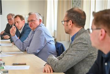 Archivfoto: Bei der Pressekonferenz zur Magistrats-Reform waren die Vertreter der Bremerhavener Regierungskoalition und Vertreter der Grünen noch guter Dinge.