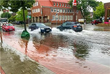 Archivfoto Juli 2021: Nach heftigen Regengüssen steht der Debstedter Weg unter Wasser. Was soll man tun, wenn es noch viel heftiger kommt?