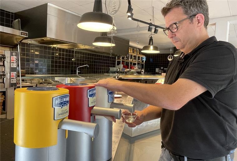 Areas-Chef Carsten Feß füllt im Küchenbereich von Center Parcs in Tossens Ketchup, Senf und Mayonnaise in kleine Schälchen. Portionspackungen aus Plastik gibt es nicht mehr.
