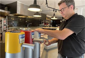 Areas-Chef Carsten Feß füllt im Küchenbereich von Center Parcs in Tossens Ketchup, Senf und Mayonnaise in kleine Schälchen. Portionspackungen aus Plastik gibt es nicht mehr.