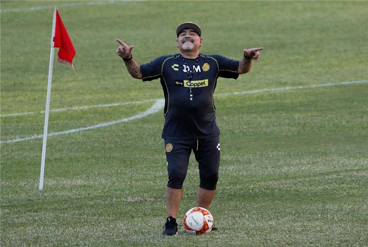 Arzt: Diego Maradona braucht Prothesen in seinen Knien Argentiniens Fußball-Legende Diego Maradona ist zwar erst 57 Jahre alt, braucht aber bereits Prothesen in seinen Knien.