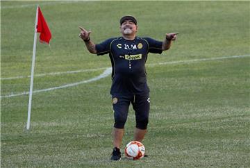 Argentiniens Fußball-Legende Diego Maradona ist zwar erst 57 Jahre alt, braucht aber bereits Prothesen in seinen Knien.