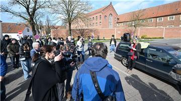 Ariane Müller (r) spricht auf der Kundgebung „Solidarität mit Daniela“ vor der Justizvollzugsanstalt in Vechta.