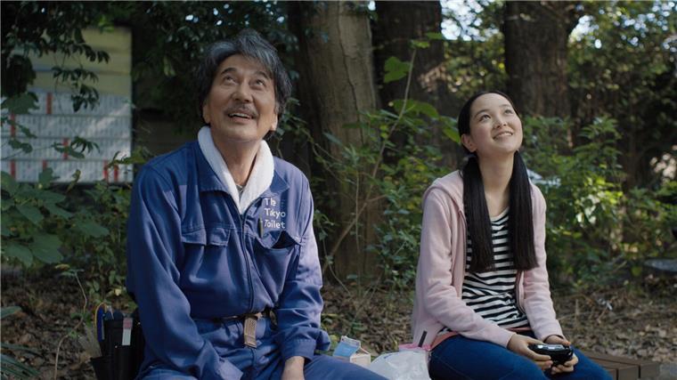 Arisa Nakano (r) als Niko und Koji Yakusho als Hirayama in einer Szene des Films „Perfect Days“.